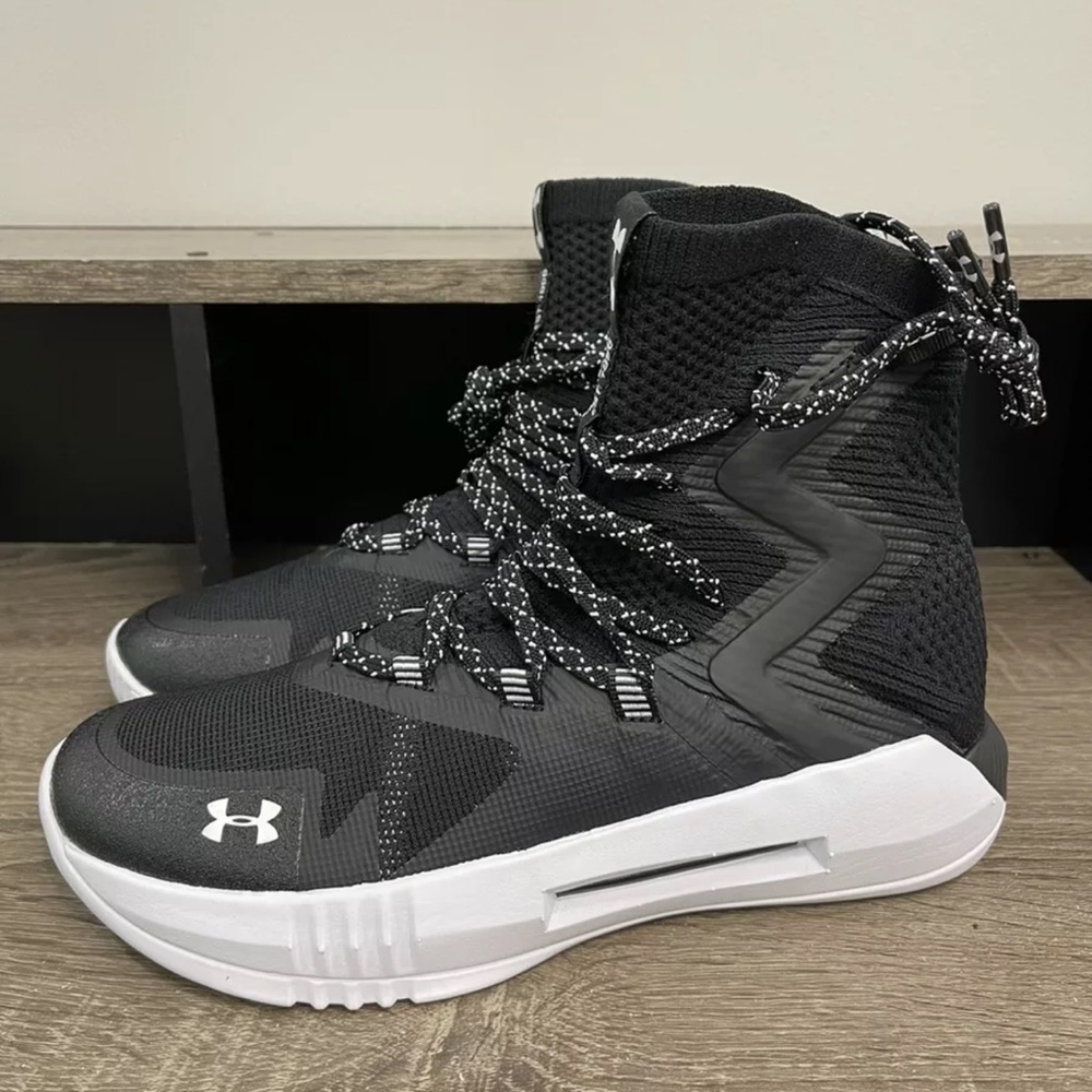 Women’s Size 9.5 Under Armour Highlight Ace 2.0 Volleyball Shoes Black/White NEW